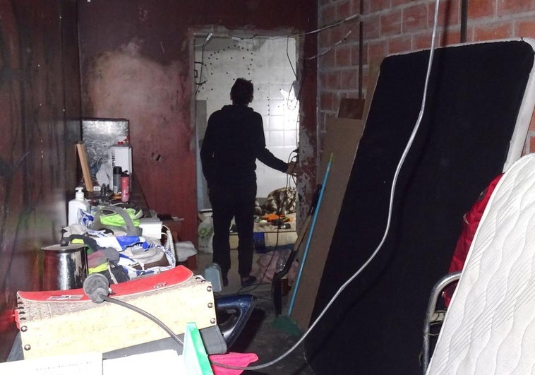 Un mecánico itinerante acaba de okupa en Las Norias: «La calle es muy dura»